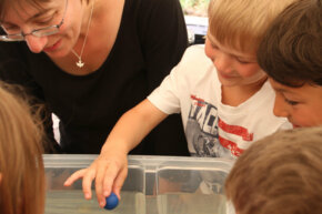 umweltbildung-bne-fuer-kinder-experiment-auftrieb